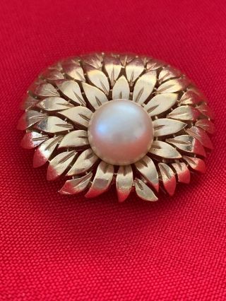 Vintage Signed Crown Trifari Gold Tone Leaf With Pearl Pin Dome Round Brooch