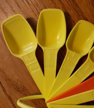 Vintage Tupperware Yellow 6 Measuring Cups & 7 Spoons Complete w/ holding ring 2