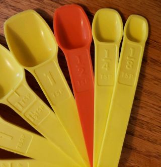 Vintage Tupperware Yellow 6 Measuring Cups & 7 Spoons Complete w/ holding ring 3