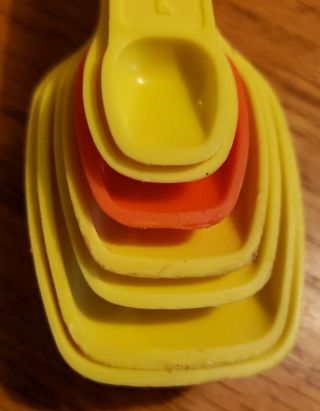 Vintage Tupperware Yellow 6 Measuring Cups & 7 Spoons Complete w/ holding ring 4