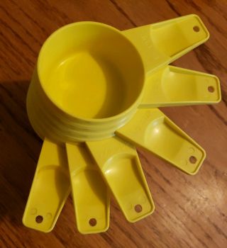 Vintage Tupperware Yellow 6 Measuring Cups & 7 Spoons Complete w/ holding ring 5