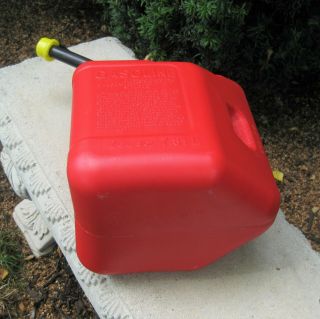 Vintage 2 Gal 8 Oz BLITZ 50810 Red Plastic Easy Grip Gas Can 4