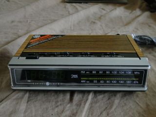Vintage General Electric Ge Model 7 - 4675 Am/fm Digital Clock Radio -