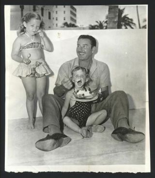 1952 Errol Flynn & Children Vintage Wire Photo Adventures Of Robin Hood