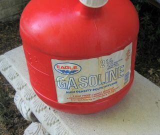 VINTAGE EAGLE 2 1/2 GALLON RED PLASTIC VENTED GAS CAN & FUEL FILTER POUR SPOUT 3