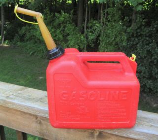 Vintage P25 Chilton 2 1/2 Gallon Red Plastic Vented Gas Can Made In Usa