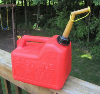 VINTAGE P25 CHILTON 2 1/2 GALLON RED PLASTIC VENTED GAS CAN made in USA 2