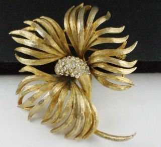 Pretty Vintage Coro Pegasus 3 - D Gold Tone Flower Pin Brooch W/clear Rhinestones