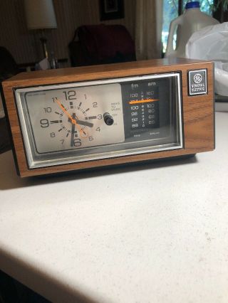 Vintage General Electric Ge Am Fm Clock Radio Model 7 - 4550a With Alarm