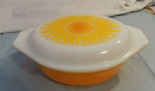 Vintage Pyrex Yellow / Orange Casserole Dish Vintage 1.  5 Quart 043 Daisy Lid