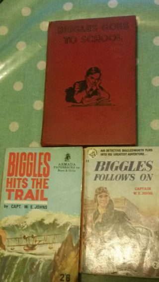3 Biggles Books W.  E.  Johns 1 Hardback Poss 1st Edition Biggles Goes To School
