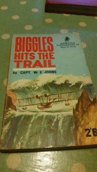 3 Biggles Books W.  E.  Johns 1 hardback poss 1st edition Biggles goes to school 2