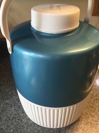 Vintage 1976 Coleman 2 Gallon Blue & White Water Cooler Jug W/Spout Drinking Cup 6