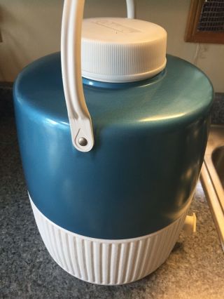 Vintage 1976 Coleman 2 Gallon Blue & White Water Cooler Jug W/Spout Drinking Cup 8