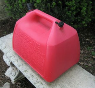 VINTAGE RUBBERMAID 5 GALLON RED PLASTIC VENTED (OLD TYPE) GAS CAN made in USA 3
