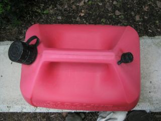 VINTAGE RUBBERMAID 5 GALLON RED PLASTIC VENTED (OLD TYPE) GAS CAN made in USA 4