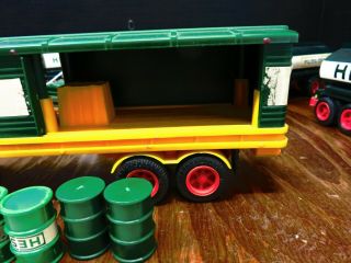 Vintage 1975 Hess Tractor Trailer 18 Wheeler with (5) Barrels Very Good Cond 4