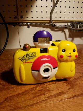 Vintage 1999 Nintendo Pokemon Pikachu 35mm Camera Tiger Electronics