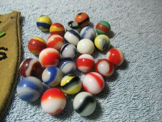 24 Vintage AKRO AGATE CORKSCREW Marbles with BEADED LEATHER BAG 2