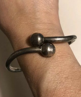 Modernist Vintage Taxco Th - 53 Mexico Sterling Silver Locking Ball Bracelet