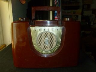 Vintage:zenith Portable (am/shortwave) Bakelite Tube Radio/1940 