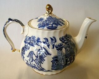 Vintage Blue Willow Sadler Tea Pot with Gold Detail 2