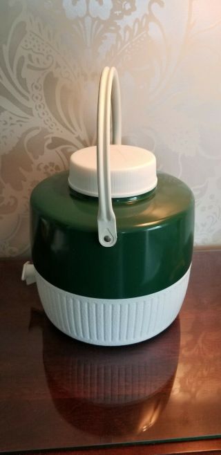 Vintage 1976 Coleman 2 Gallon Gree & White Water Cooler Jug w/Spout Drinking Cup 2