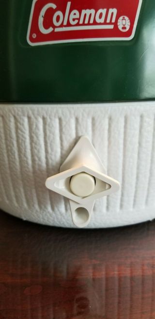 Vintage 1976 Coleman 2 Gallon Gree & White Water Cooler Jug w/Spout Drinking Cup 5