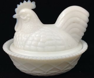 Vtg White Milk Glass Rooster Hen On Nest Split Tail Hon Beaded Edge Basket 5.  5 "