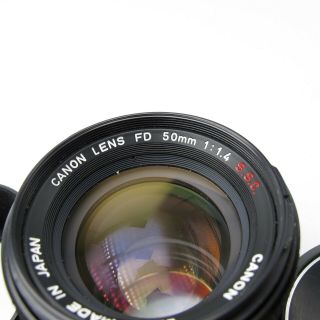 Vtg CANON 50mm F/1.  4 Camera Lens Japan Made FD mount W/ Hood 2