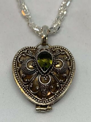 Pre Owned Vintage 925 Sterling Silver Peridot Heart Pill Box Pendant Necklace