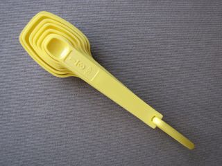 Vintage Tupperware - 7 - Piece Measuring Spoon Set With Ring (complete Set) Yellow