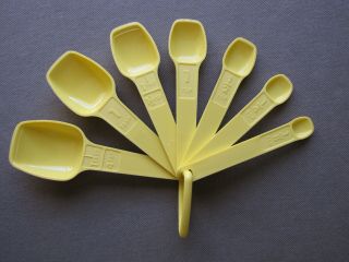 Vintage TUPPERWARE - 7 - Piece Measuring Spoon Set with Ring (Complete Set) Yellow 2