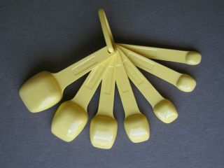 Vintage TUPPERWARE - 7 - Piece Measuring Spoon Set with Ring (Complete Set) Yellow 3