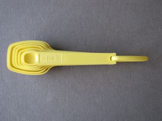 Vintage TUPPERWARE - 7 - Piece Measuring Spoon Set with Ring (Complete Set) Yellow 5