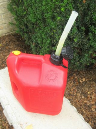 Vintage 2 Gal 8 Oz BLITZ 11810 Vented Red Plastic Easy Grip Gas Can 2