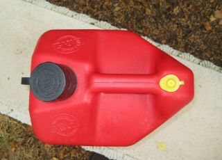 Vintage 2 Gal 8 Oz BLITZ 11810 Vented Red Plastic Easy Grip Gas Can 4
