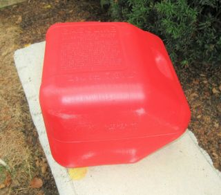 Vintage 2 Gal 8 Oz BLITZ 11810 Vented Red Plastic Easy Grip Gas Can 5