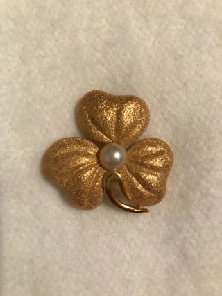 Vintage Trifari Textured Three - Leaf Clover Gold Tone Brooch With Pearl