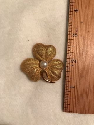 Vintage Trifari Textured Three - Leaf Clover Gold Tone Brooch With Pearl 2