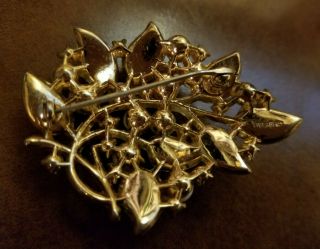 Vintage Crown Trifari White Enamel Leaf Cluster Gold Tone Brooch Pin 1 1/4 Inch 5