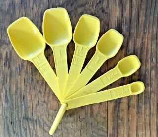 Vintage Tupperware Bright Yellow 6 Piece Measuring Spoon Set with Ring Retro 2