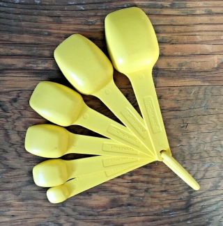 Vintage Tupperware Bright Yellow 6 Piece Measuring Spoon Set with Ring Retro 3