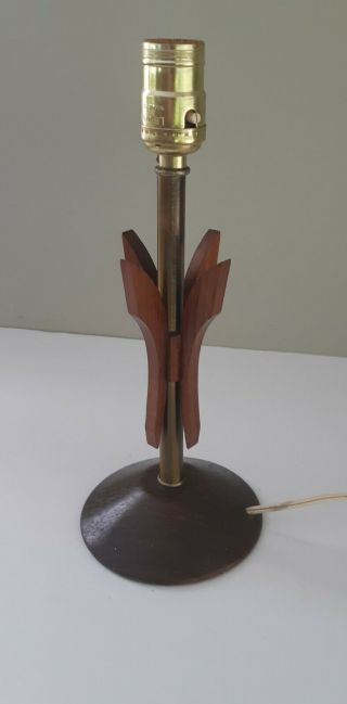 Mid Century Modern Danish Style Table Lamp Wood Teak Walnut Brass Boomerang Vtg