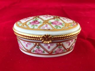 Fine Vintage French Limoges Porcelain Hand Painted Pill / Trinket Box.