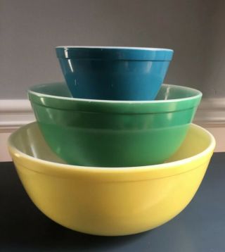 3 Vintage Pyrex Nesting Mixing Bowls In Primary Colors