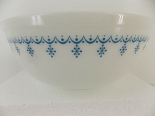 Vtg Pyrex 4 Qt.  White/ Turquoise Mixing Bowl 404 Snowflake Garland Pattern