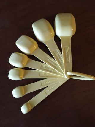Vintage Complete Ring of 7 Tupperware Measuring Spoons Light Yellow EUC 3