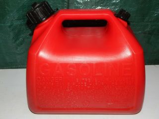 VINTAGE Rubbermaid Gott 1 - 1/2 Gallon Vented Gas Can with Spout - Model 1216 3