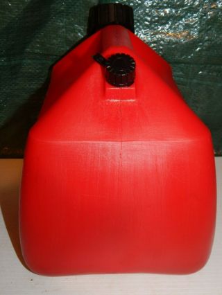VINTAGE Rubbermaid Gott 1 - 1/2 Gallon Vented Gas Can with Spout - Model 1216 4